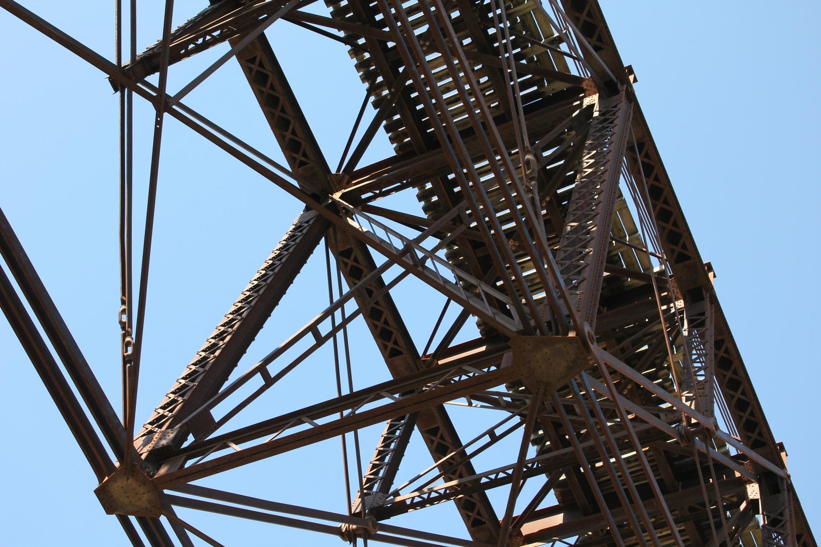 Details of vertical members and floor of truss
